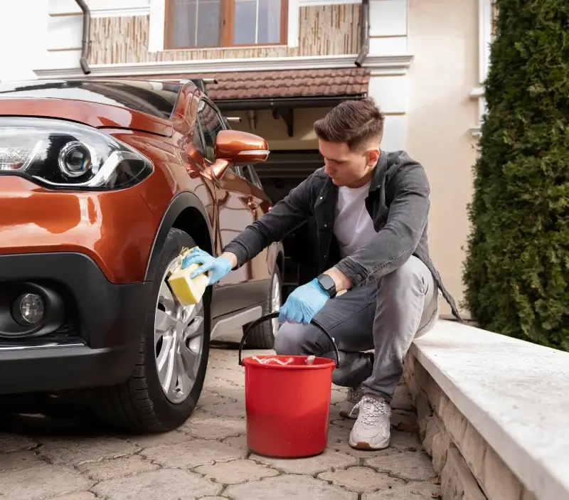 Lavage auto à domicile Avesnes-les-Aubert : professionnel intervenant sur un véhicule